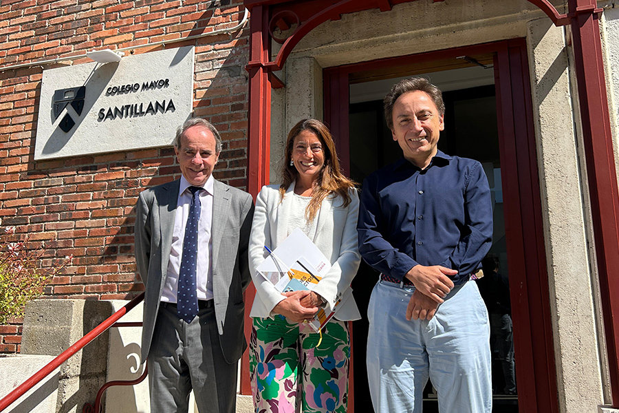 La rectora de la Universidad Villanueva visita el Colegio Mayor Santillana